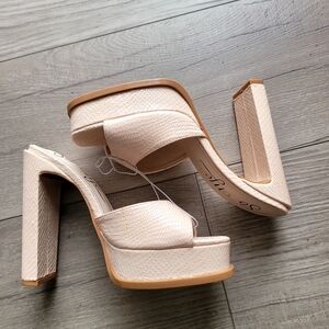 So Me Textured Cream-Nude Platform Heels